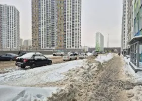 Жители пермского ЖК «Арсенал» с трудом пробираются через снежные завалы