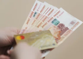 В ЯНАО двое мужчин избили знакомого и заставили сообщить пин-код от банковской карты