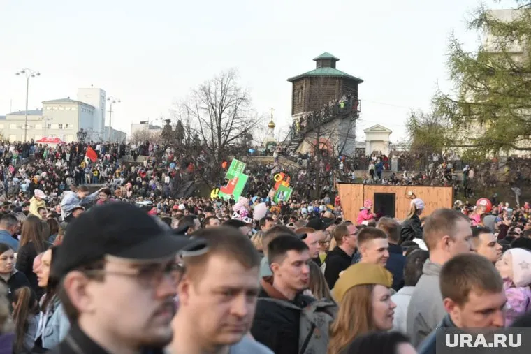 Послушать артистов пришли тысячи екатеринбуржцев