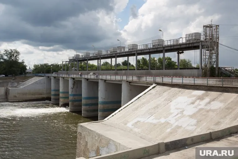 Из-за прорыва на дамбе уровень воды в реке Урал составляет 872 сантиметра (архивное фото)