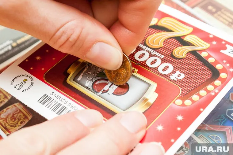 Женщина купила три билета моментальной лотереи с дизайном «Счастливая 7»