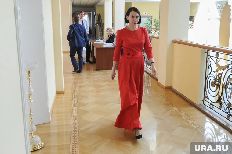 Циринг просят наказать за восстановление ее зама Петрова