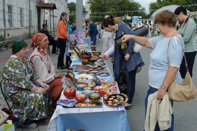 Фестиваль "Лица улиц". Екатеринбург, ярмарка, сувениры, уличная торговля, литературный квартал