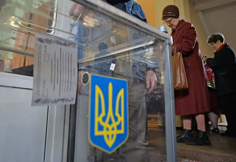 Референдум в Мариуполе. Горящее здание Горисполкома. Украина, урна для голосования, толпа, референдум, голосование, герб украины