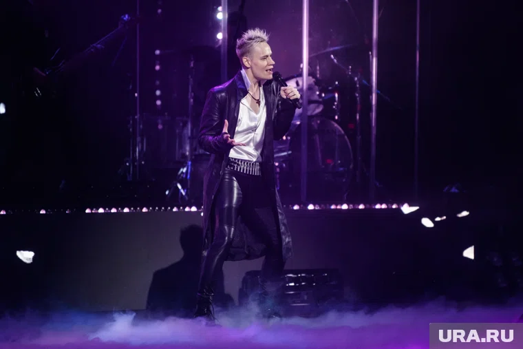 Ким Чен Ын приобнял Shaman на сцене после концерта 