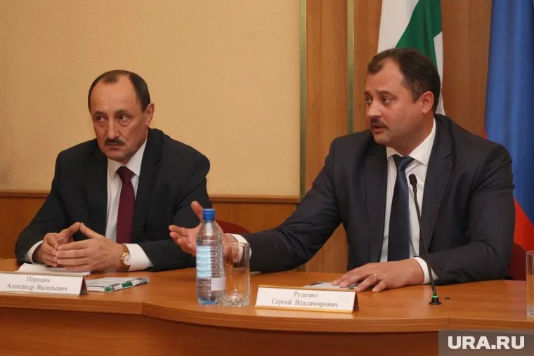 Александр Поршань и Сергей Руденко рассматривают варианты восстановления памятника