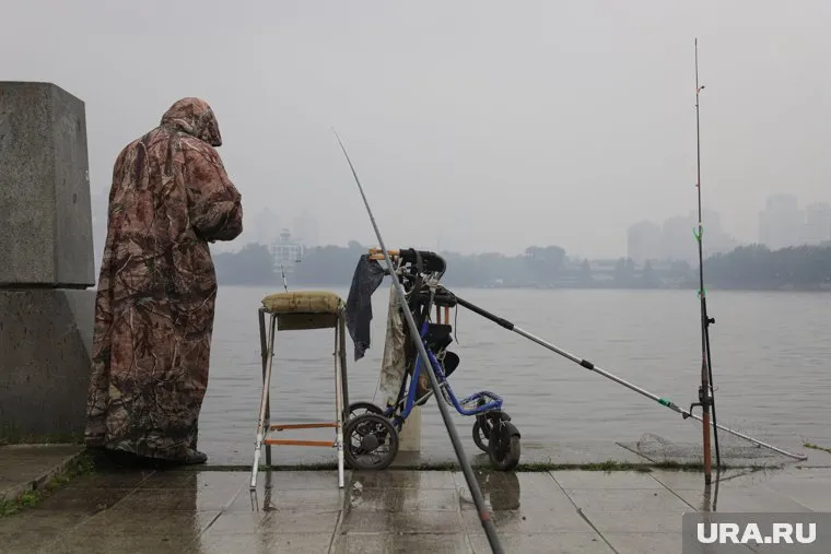 Безопасный способ рыбалки — с берега на одну удочку (фото из архива)