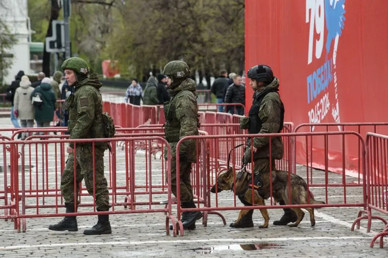 Военный парад в честь Дня Победы на площади 1905 года. Екатеринбург 