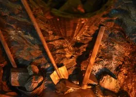 Погиб рабочий, попавший под завал в свердловской шахте