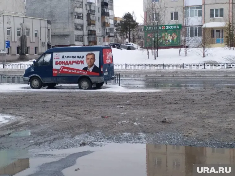 Машина с плакатом Александра Бондарчука мешала безопасно выезжать с парковки