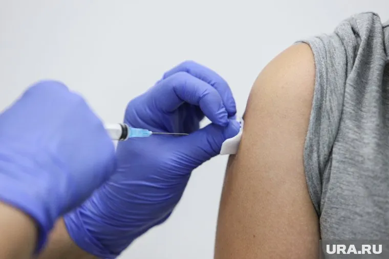 Переболевшие COVID-19 могут сделать прививку от коронавируса через несколько месяцев