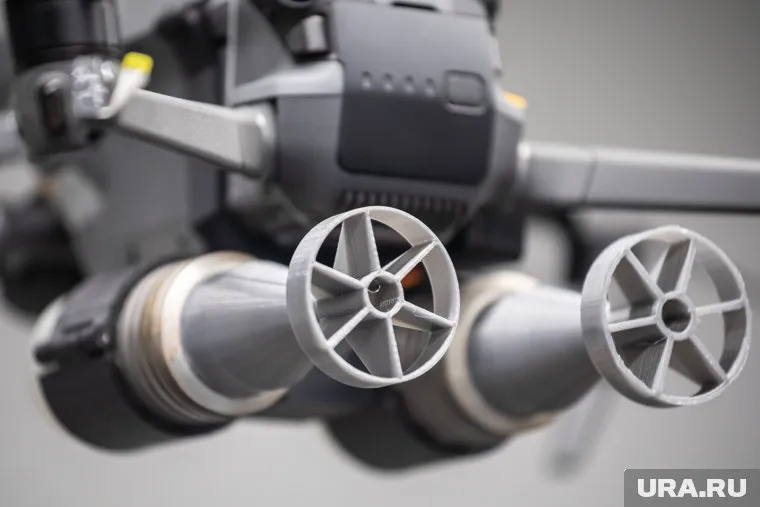 На территории нефтезавода начался пожар