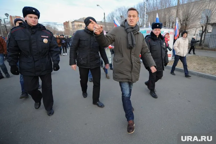 Сотрудники ФБК собрали все вещи из номера томского отеля, где проживал Алексей Навальный