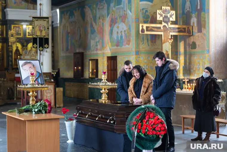 С экс-директором БАЗа Анатолием Сысоевым простились в Свято-Троицком соборе Екатеринбурга