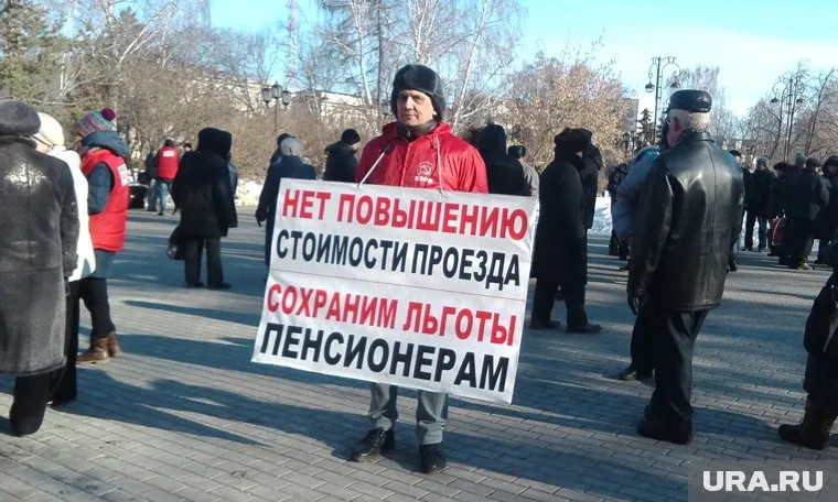 Одиночные пикеты стоят с разных сторон областной Думы