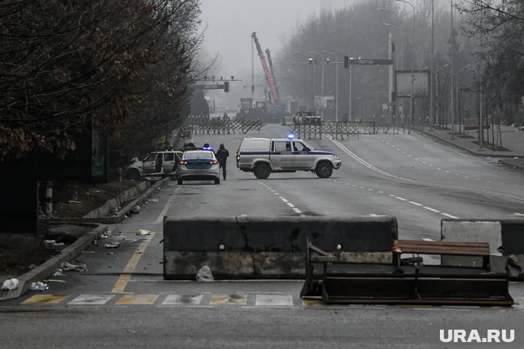 Люди в масках раздавали протестующим оружие и наркотики, подвозили еду, воду и энергетики