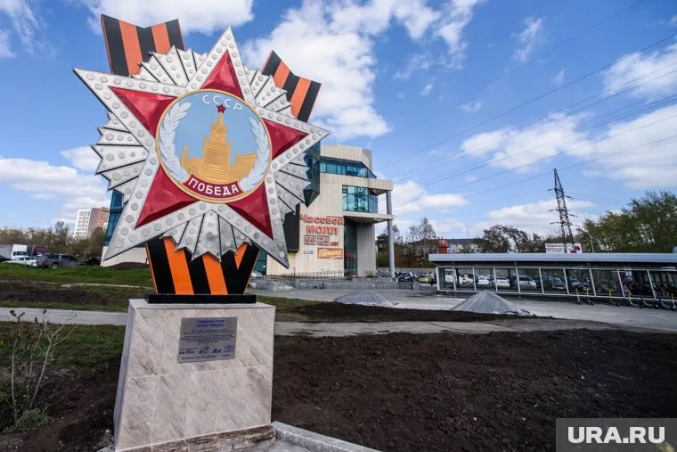 Стелу установили в сквере на Эльмаше