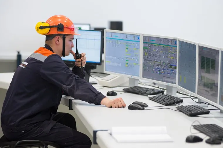 ТЭС Маяковская. Калининградская область, Гусев , энергетика, щит управления, рабочий, тэс маяковская, калининградская генерация