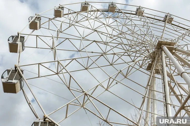 Продавец колеса обозрения делает скидку