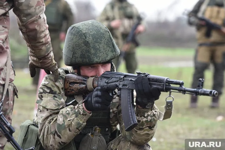 По словам военнослужащего, ему и его однополчанам удается успешно проходить слаживание в учебке