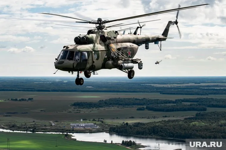 Обелиск в поддержку Вооруженных Сил РФ выполнен в виде вертолета МИ-8 на постаменте