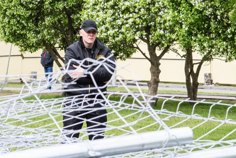 Александр Высокинский в сквере на Октябрьской площади. Екатеринбург