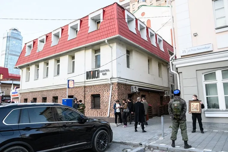 Казаки возле бара Intouch. Необр