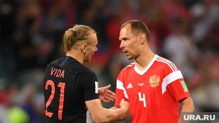 По мнению автора поста, Домагой Вида якобы получил две желтые карточки, однако продолжил играть на поле