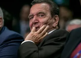 Политолог: экс-канцлер Шредер прилетел в РФ говорить о газе