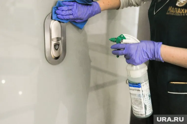 Проводить дезинфекию нужно с использованием специальных средств