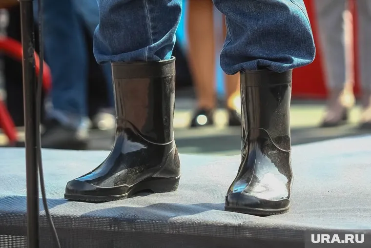 Ливни затопили подъезд аварийного дома (фото из архива)