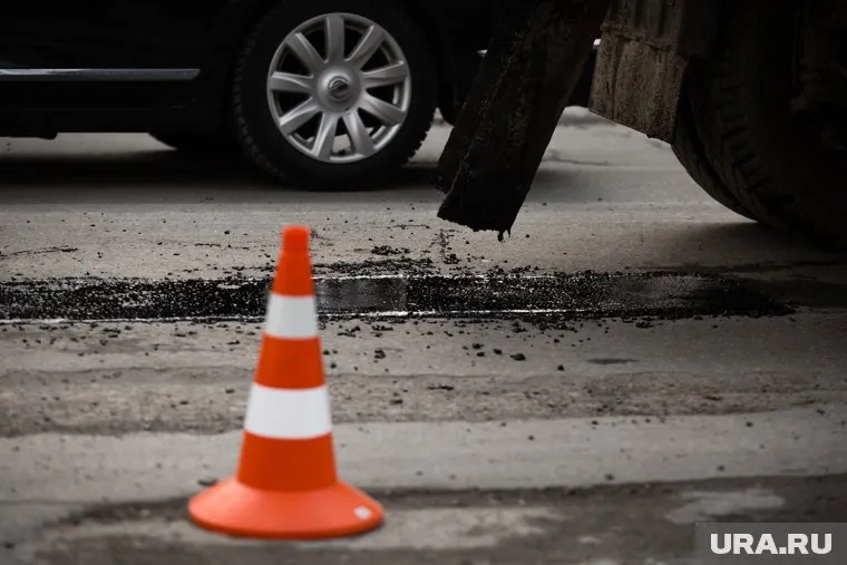 Дорожники используют литой асфальт для ямочного ремонта