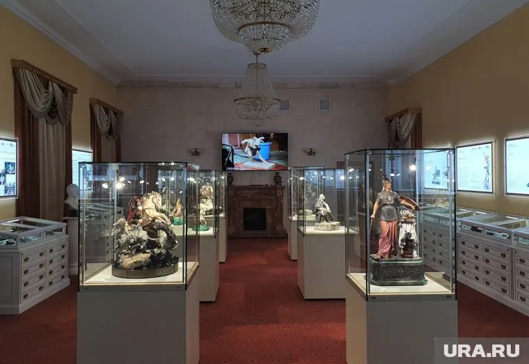 «Россия» камнерезной студии «Святогор» (ближайший экспонат справа)