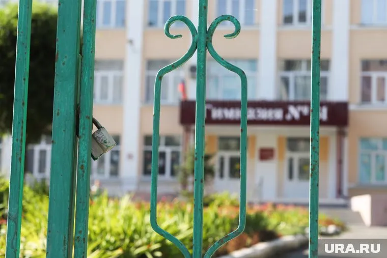 Школы и другие образовательные учреждения не работают после взрыва в воинской части