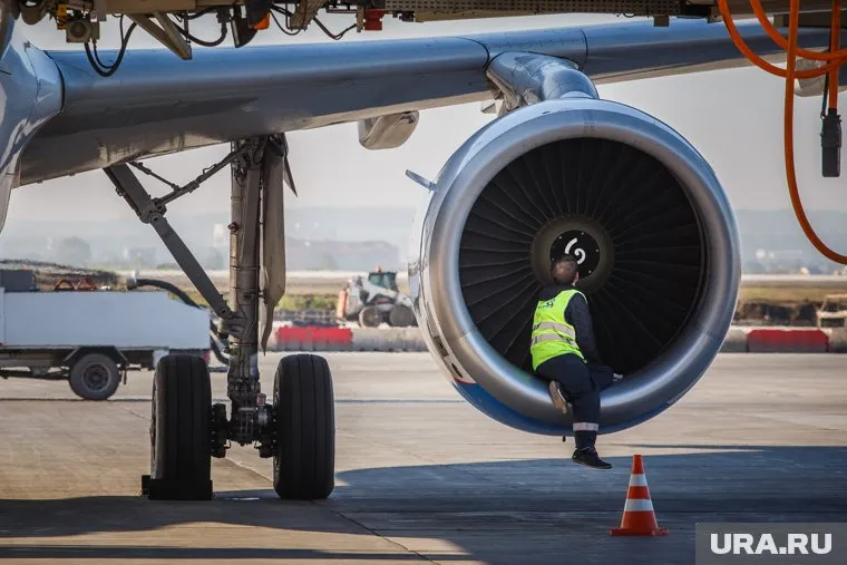 На борту авиалайнера "ЮТэйр" произошла авария с двигателем