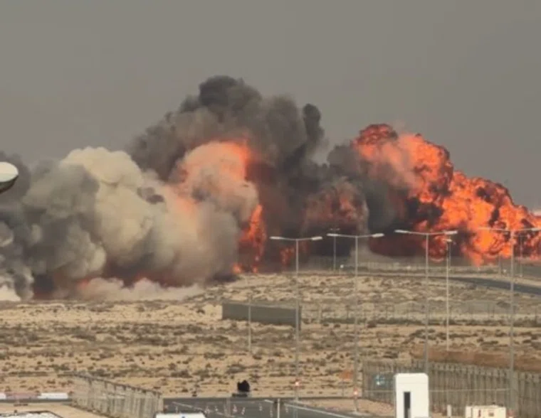 Столб черного дыма над местом крушения самолета на авиашоу в Дубае