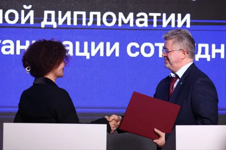 Соглашение подписали министр экономического развития региона Наталья Лугачева и глава Центра Станислав Королев