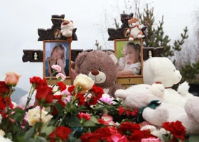 «Из церкви слышны крики матери»: в Ревде простились с детьми, которых погубил пьяный лихач