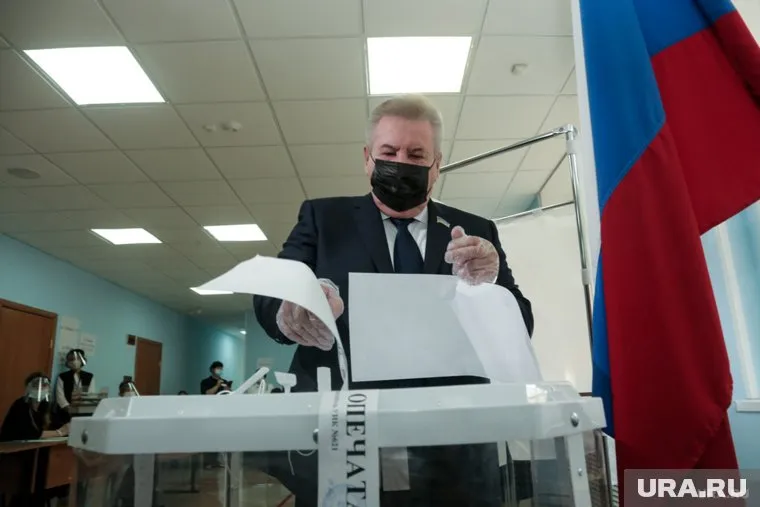 На избирательном участке председателя окружной думы ожидали журналисты