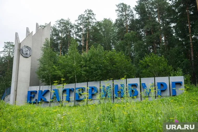 По данным прокуратуры, у стелы разрушены ступени