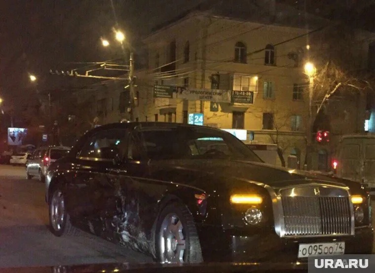 Удар пришелся на дверь, за которой в салоне сидел Александр Аристов