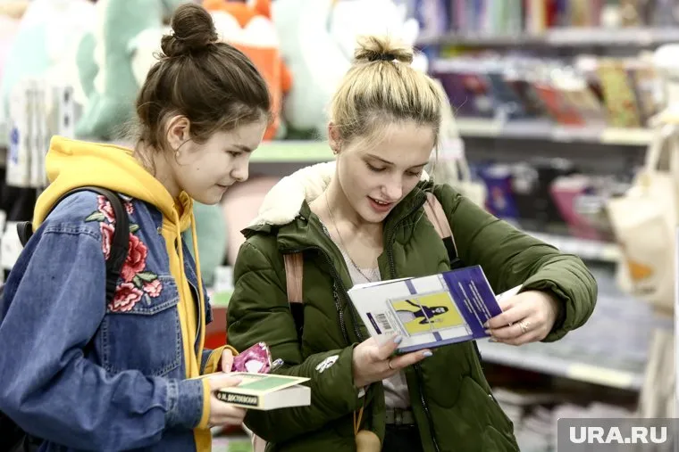 Нужно ввести запрет на отчисление беременных и молодых матерей, считает Яна Лантратова