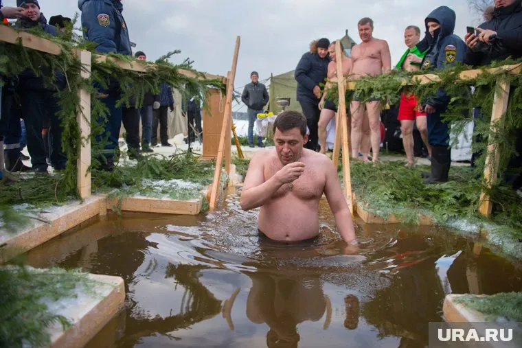 К празднику Крещения и приезду свердловских властей в верхотурском доме отдыха «Актай» вырубили купель