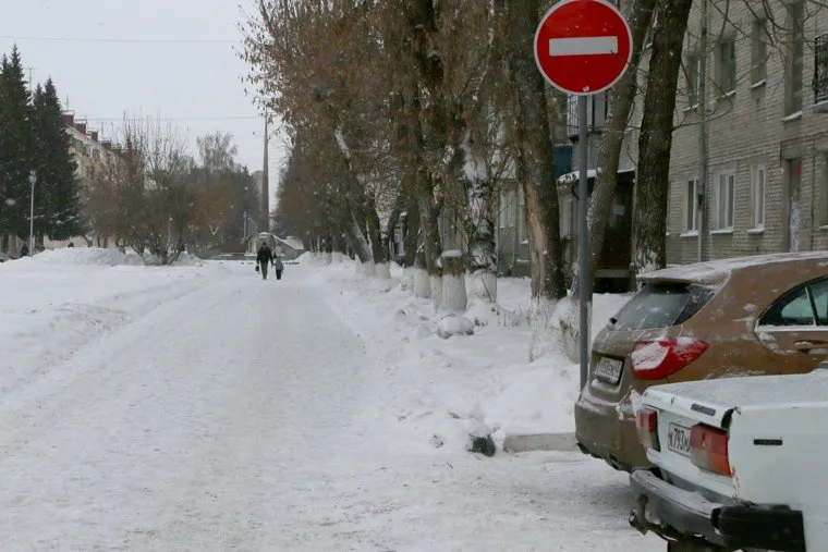 Автомобили на пешеходной зоне. Курган