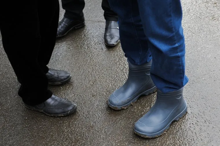 Рабочий объезд Борисом Дубровским объектов строящихся к саммитам ШОС и БРИКС. Челябинск, дубровский борис, сапоги губернатора справа