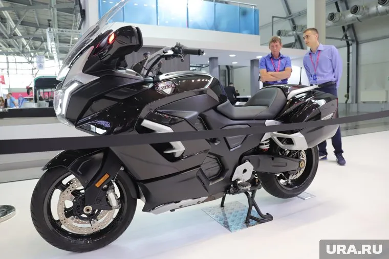 Байк комплектуется электрической установкой с пиковой мощностью 140 киловатт