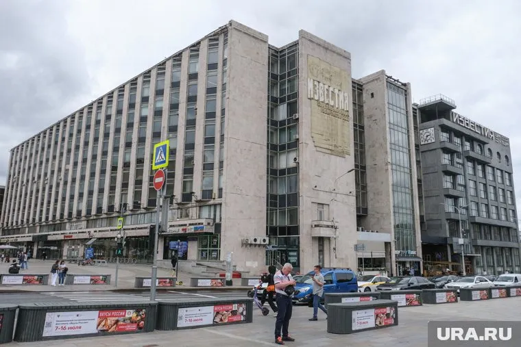 Пожар от здания «Известия-Холл» перекинулся на два соседних, передает Baza