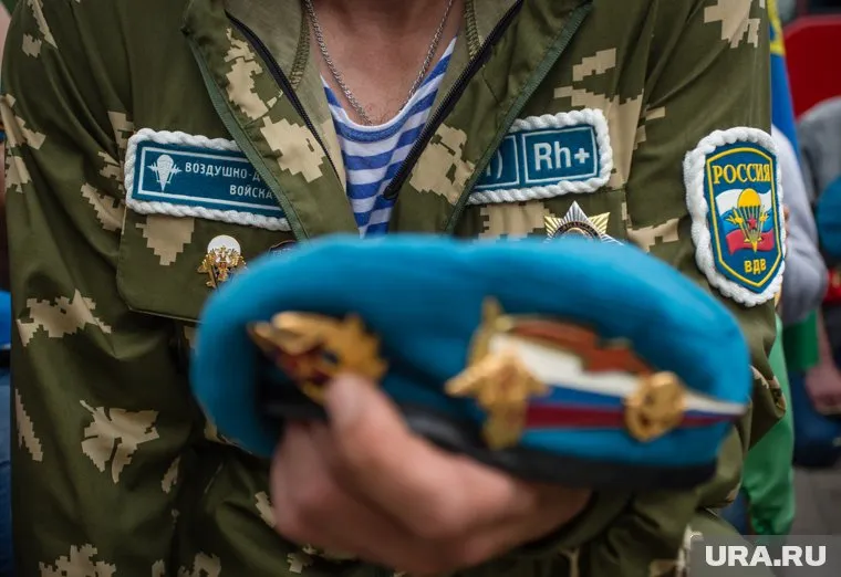 Десантники показали свердловчанам свои фирменные прыжки