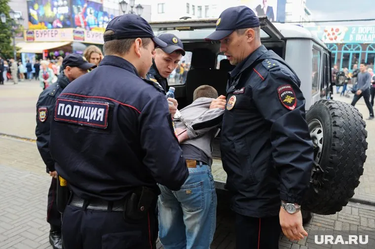 Задержанные имели при себе газовые баллончики и ножи