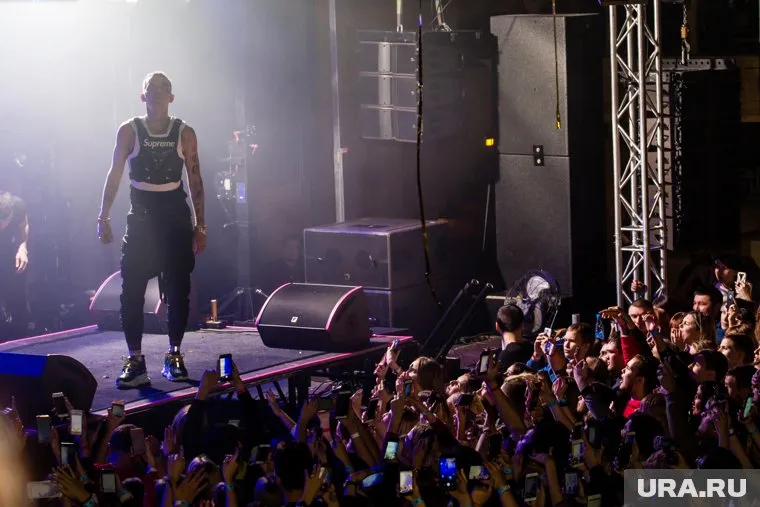 Чиновники обвинили в отмене концерта команду певца